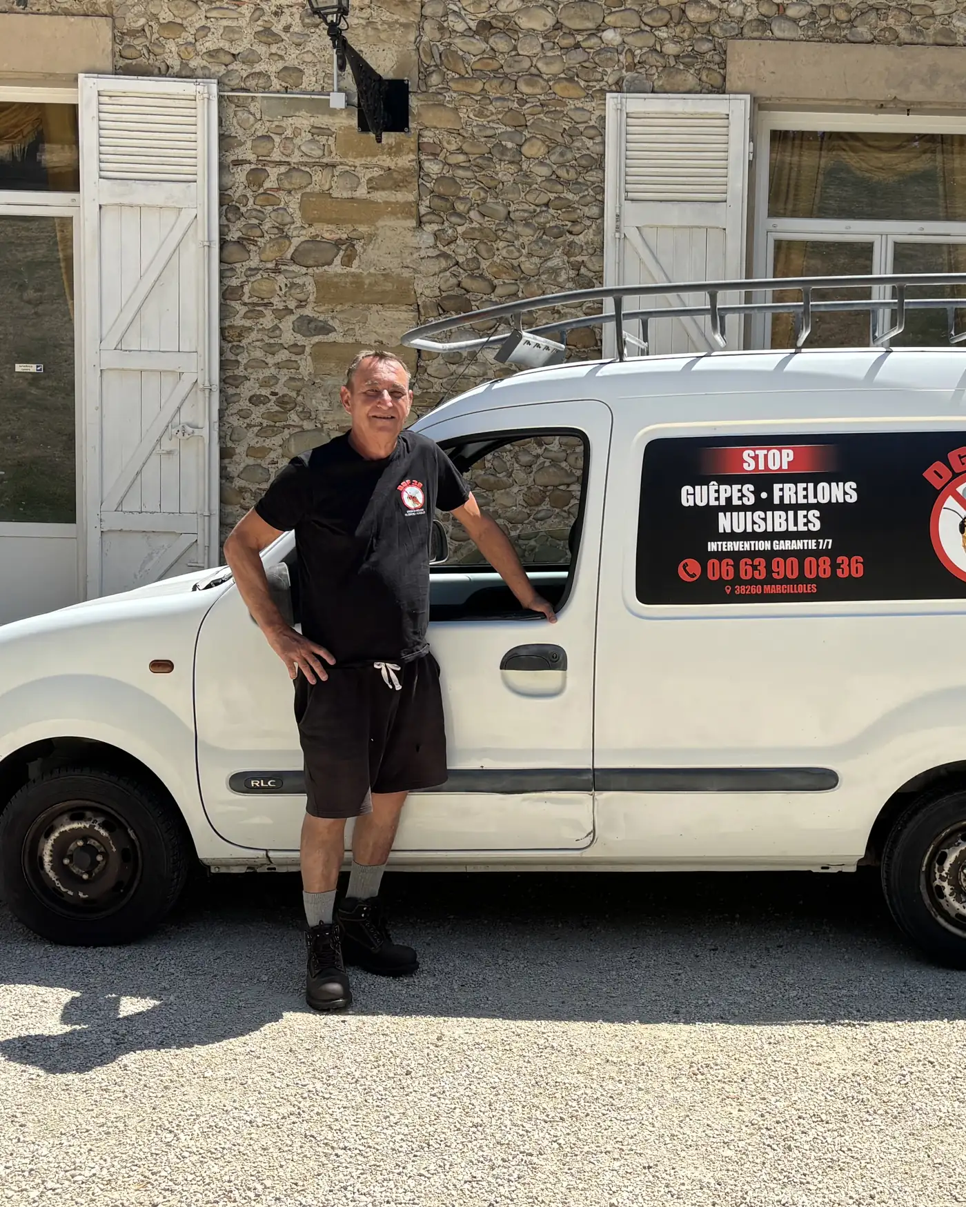 Laurent, gérant de DGF 38, devant son véhicule d'intervention floqué aux couleurs de l'entreprise